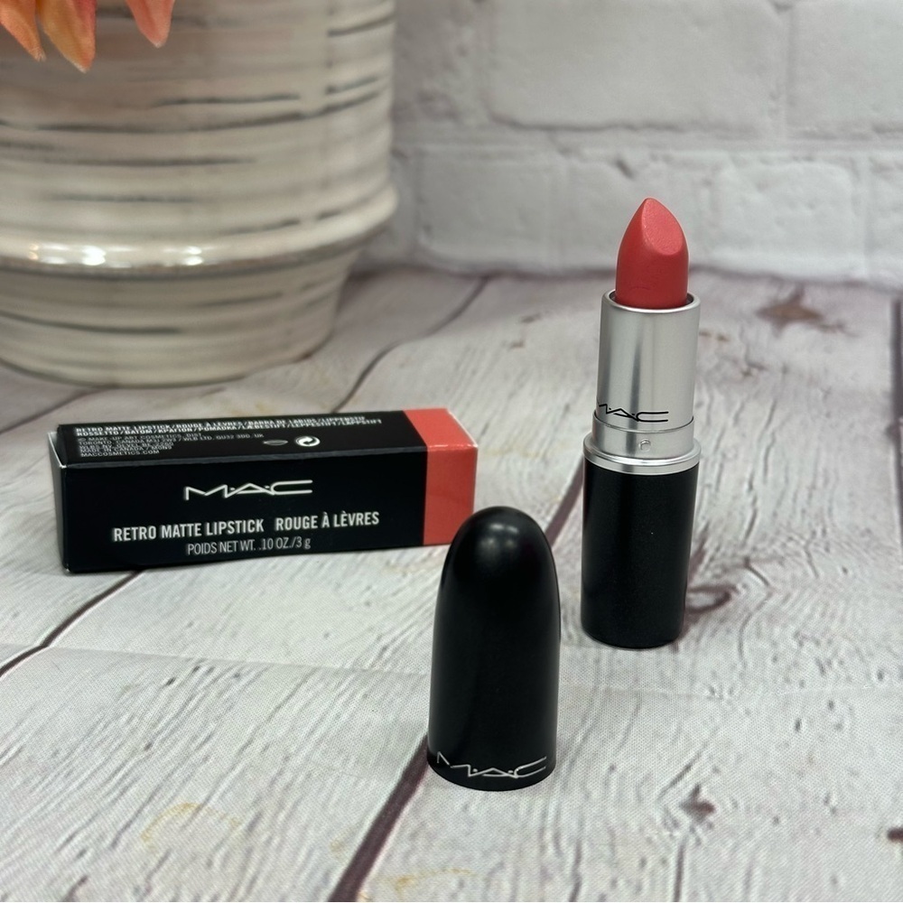 NIB MAC retro matte Lipstick color 703 runway hit